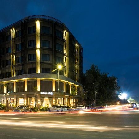 Almond Hotel Bassac River Phnom Penh Bagian luar foto
