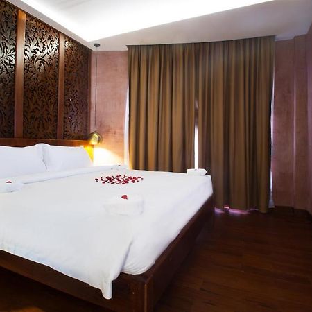 Almond Hotel Bassac River Phnom Penh Bagian luar foto