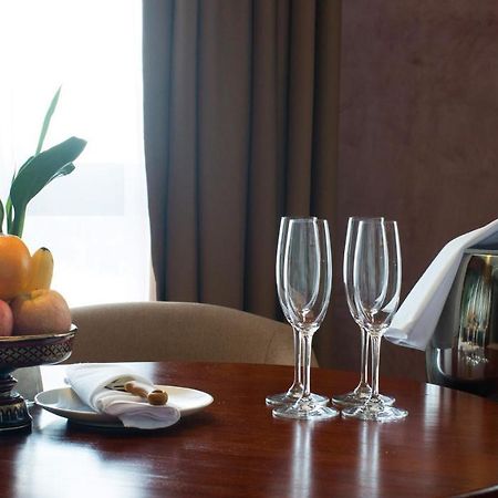 Almond Hotel Bassac River Phnom Penh Bagian luar foto