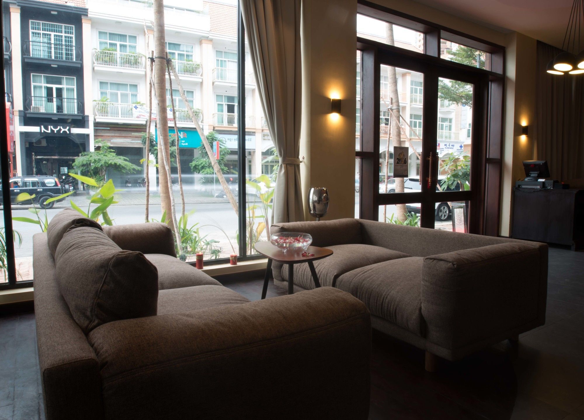 Almond Hotel Bassac River Phnom Penh Bagian luar foto