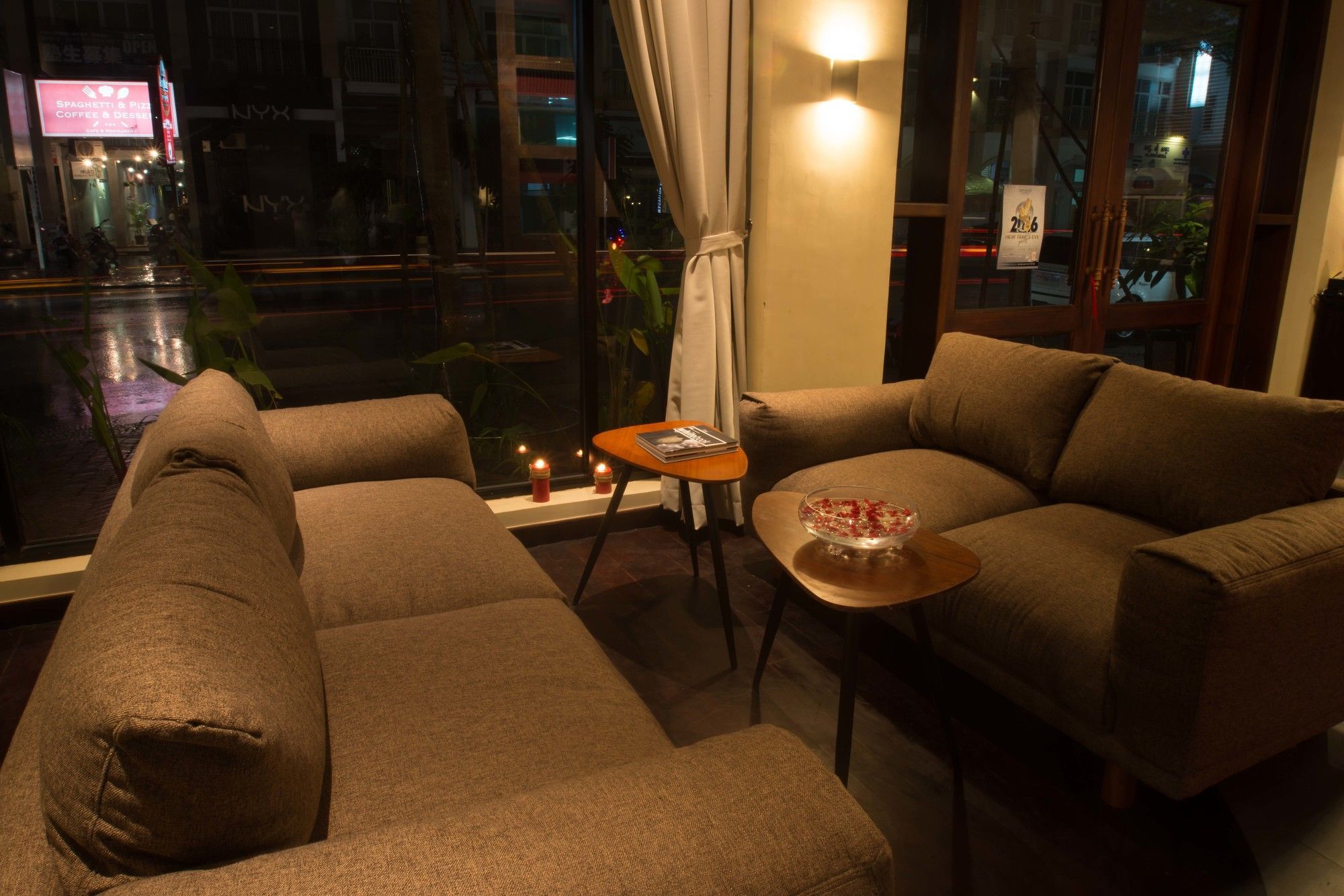 Almond Hotel Bassac River Phnom Penh Bagian luar foto