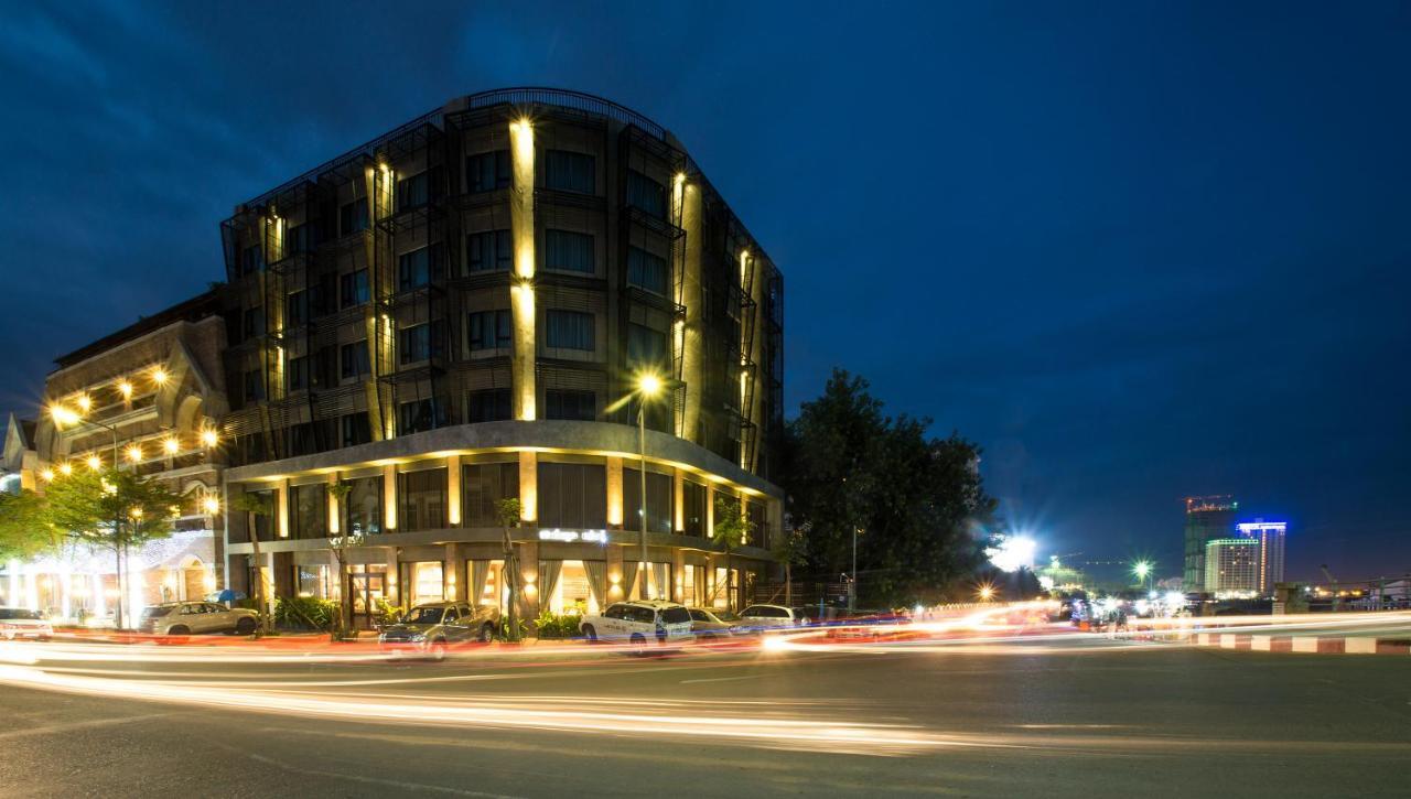 Almond Hotel Bassac River Phnom Penh Bagian luar foto