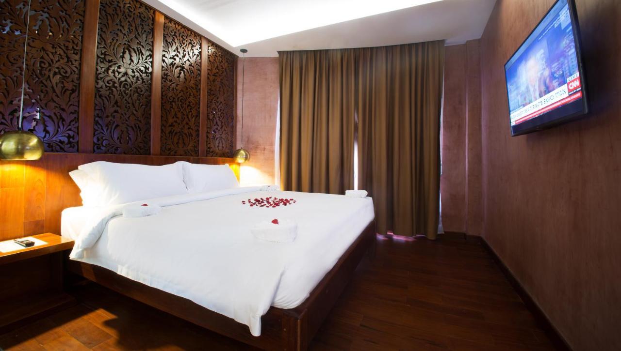 Almond Hotel Bassac River Phnom Penh Bagian luar foto