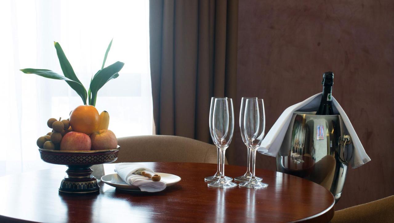 Almond Hotel Bassac River Phnom Penh Bagian luar foto
