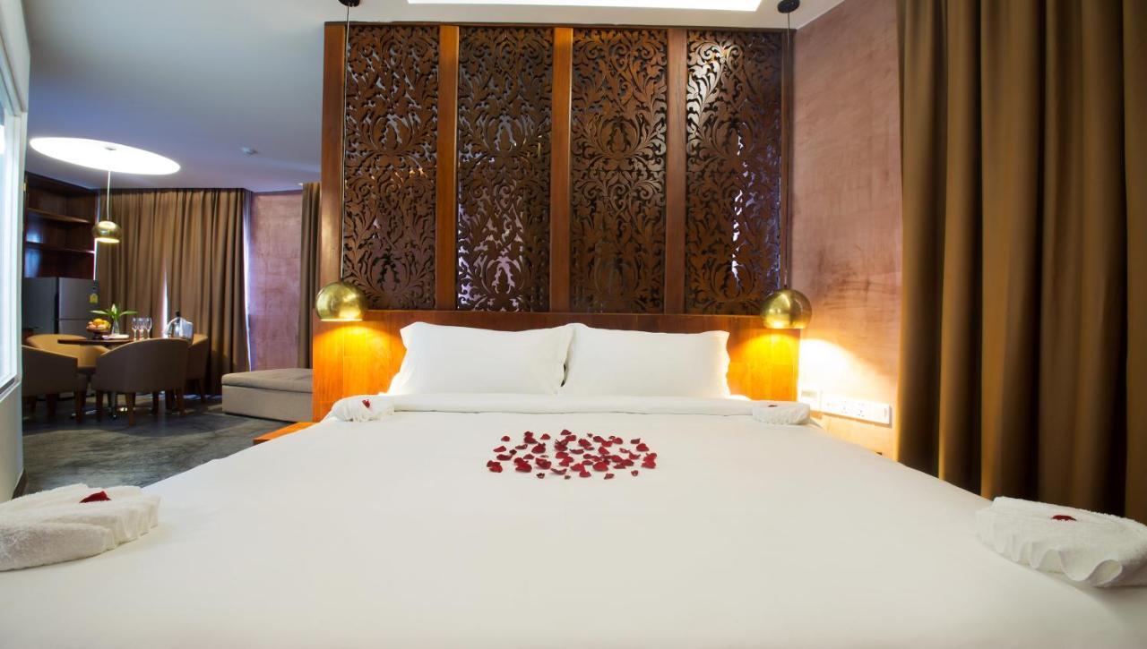 Almond Hotel Bassac River Phnom Penh Bagian luar foto