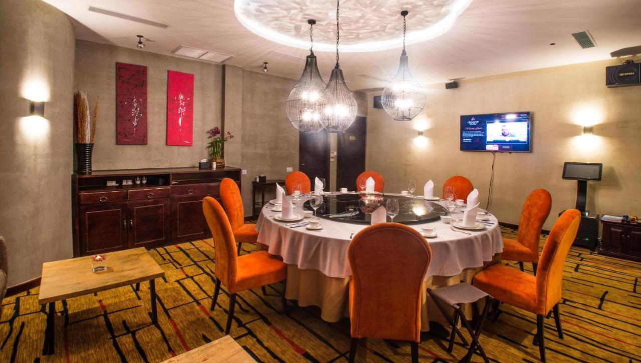 Almond Hotel Bassac River Phnom Penh Bagian luar foto