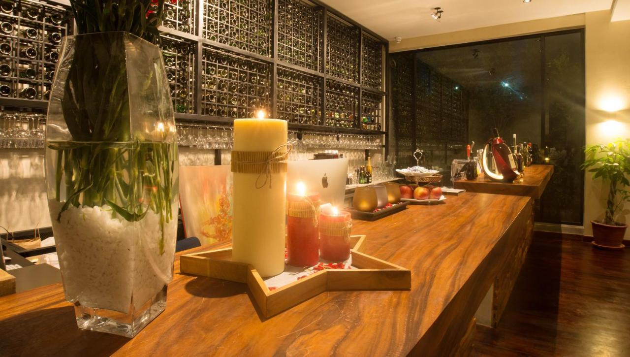 Almond Hotel Bassac River Phnom Penh Bagian luar foto
