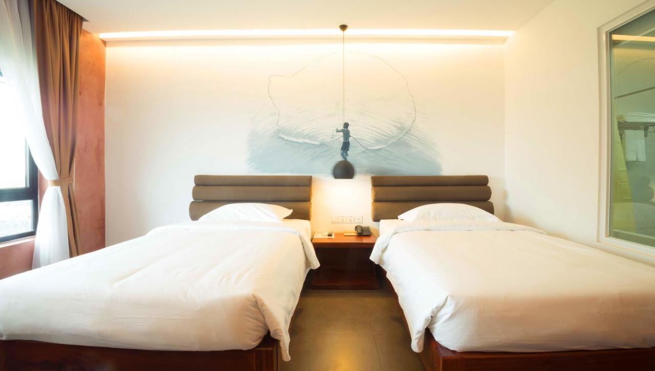 Almond Hotel Bassac River Phnom Penh Bagian luar foto