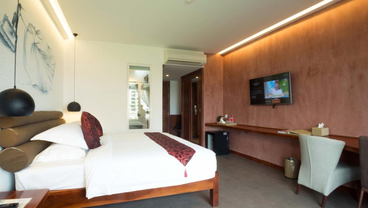 Almond Hotel Bassac River Phnom Penh Bagian luar foto