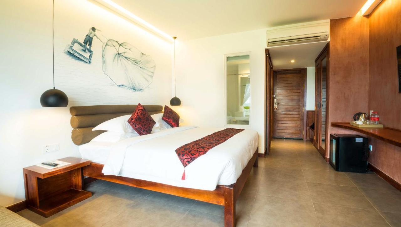 Almond Hotel Bassac River Phnom Penh Bagian luar foto