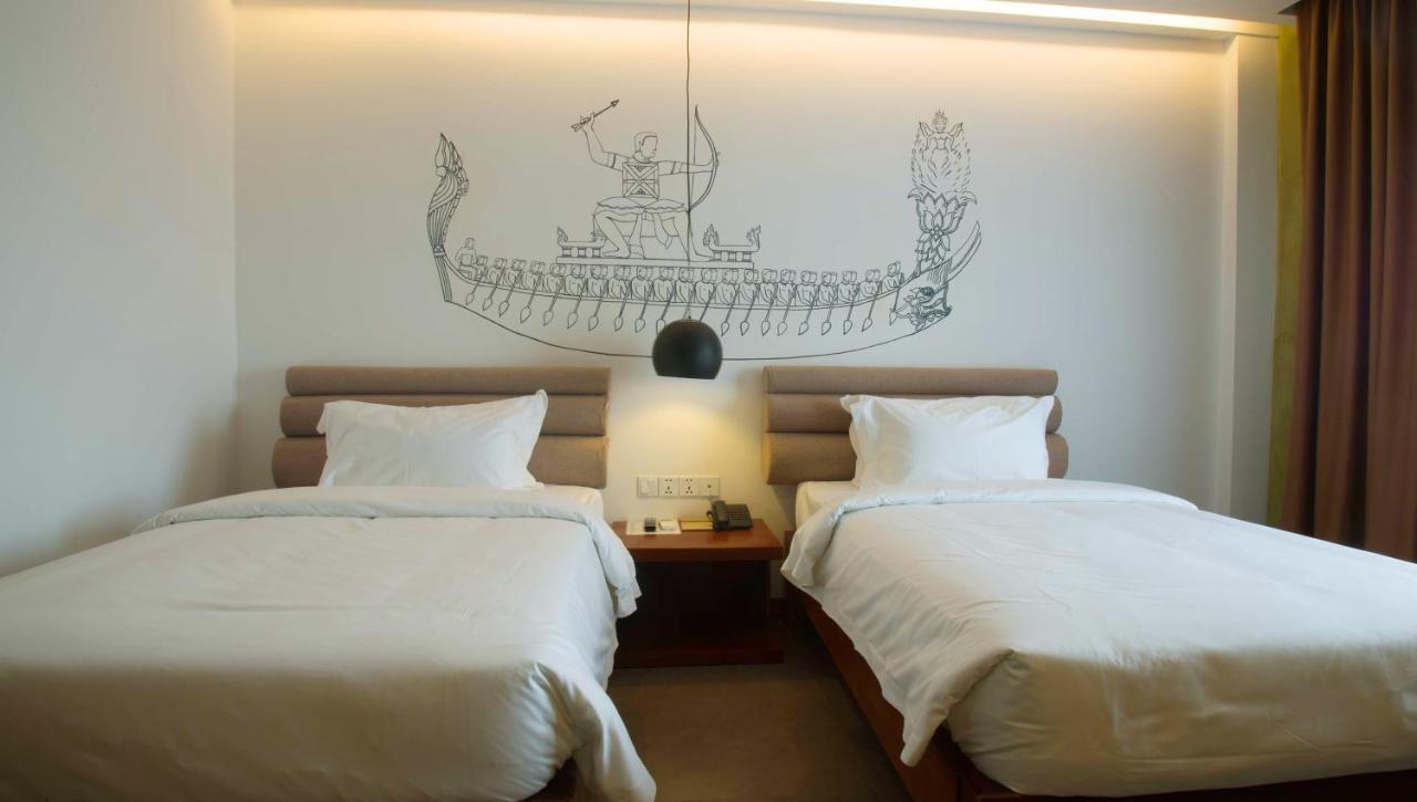 Almond Hotel Bassac River Phnom Penh Bagian luar foto