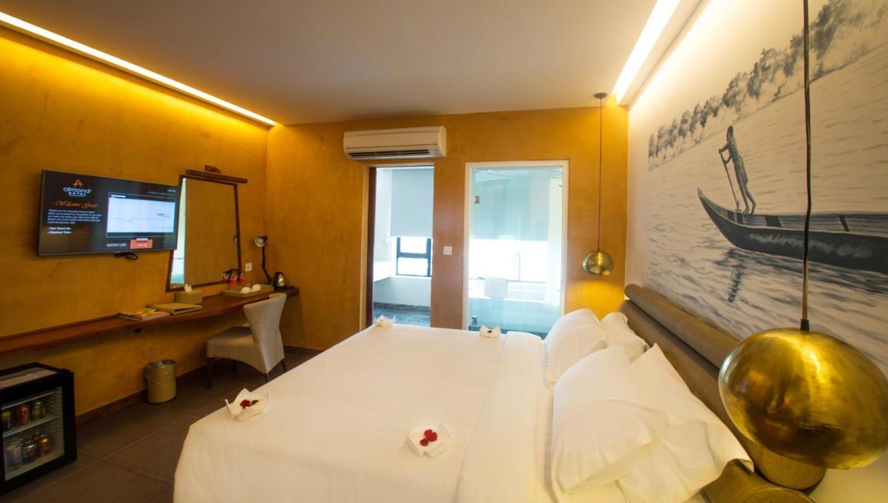 Almond Hotel Bassac River Phnom Penh Bagian luar foto