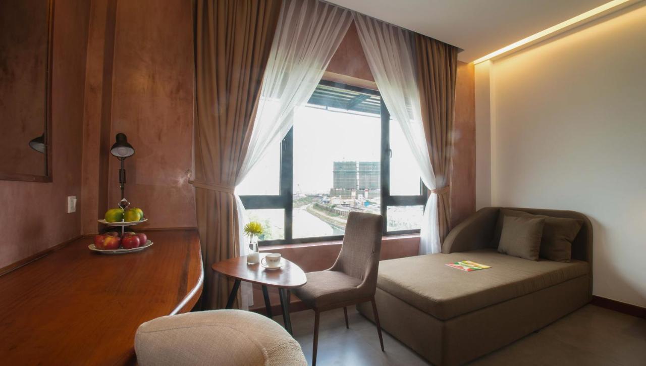 Almond Hotel Bassac River Phnom Penh Bagian luar foto