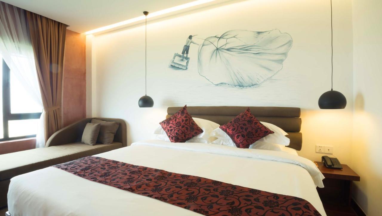 Almond Hotel Bassac River Phnom Penh Bagian luar foto