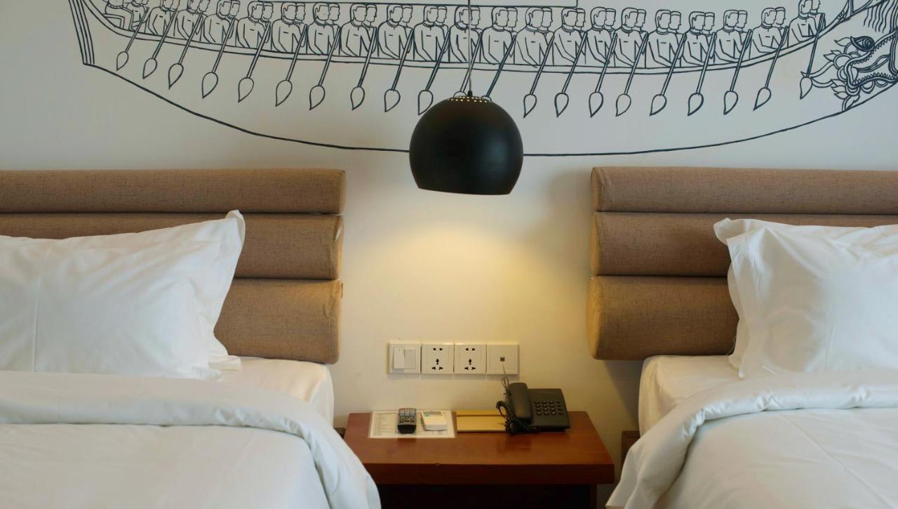 Almond Hotel Bassac River Phnom Penh Bagian luar foto