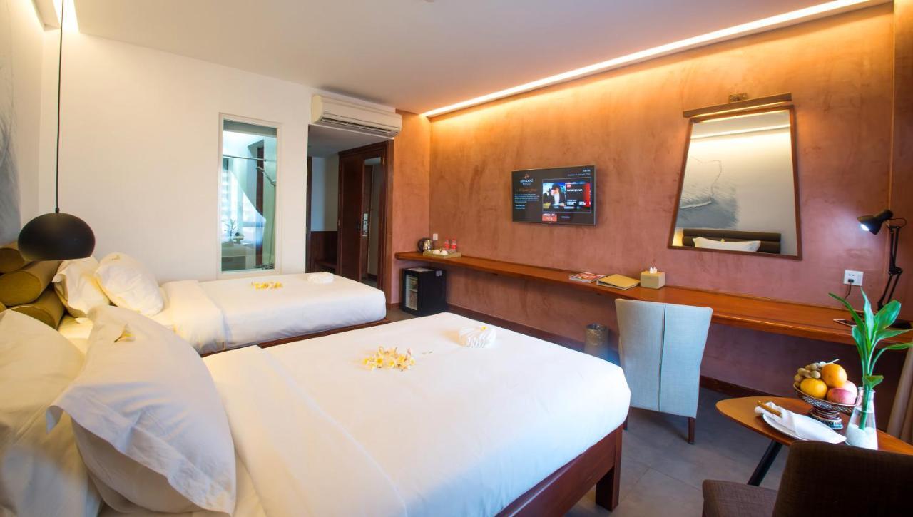 Almond Hotel Bassac River Phnom Penh Bagian luar foto