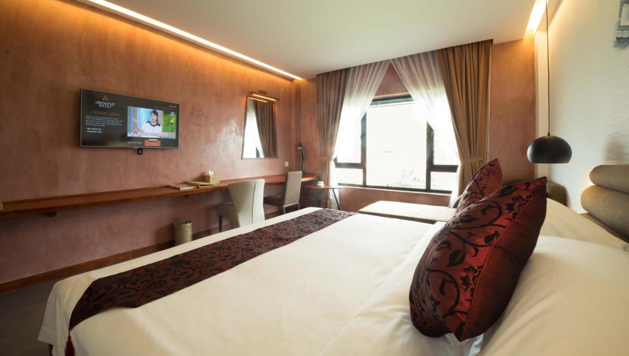 Almond Hotel Bassac River Phnom Penh Bagian luar foto