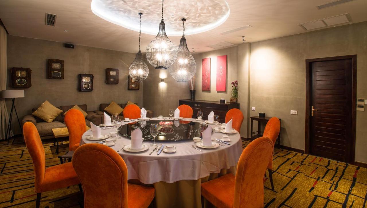 Almond Hotel Bassac River Phnom Penh Bagian luar foto