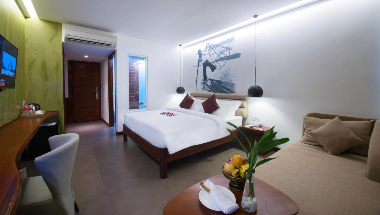 Almond Hotel Bassac River Phnom Penh Bagian luar foto