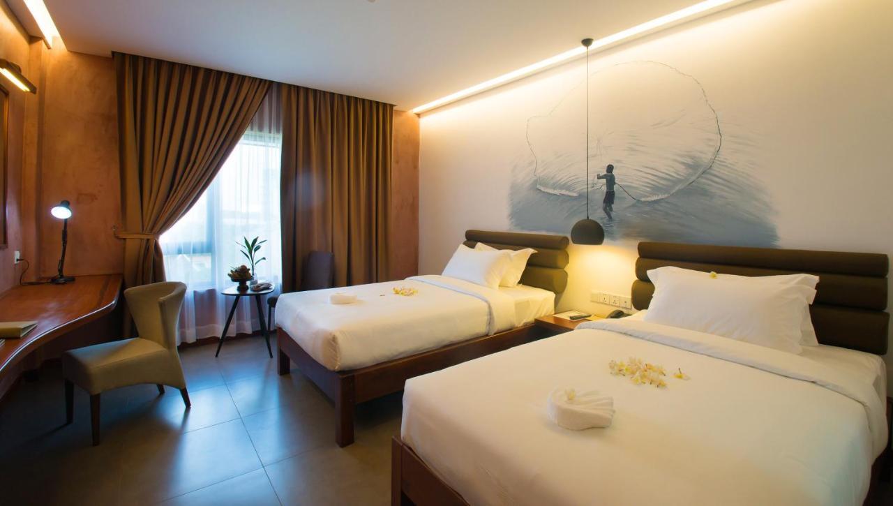 Almond Hotel Bassac River Phnom Penh Bagian luar foto
