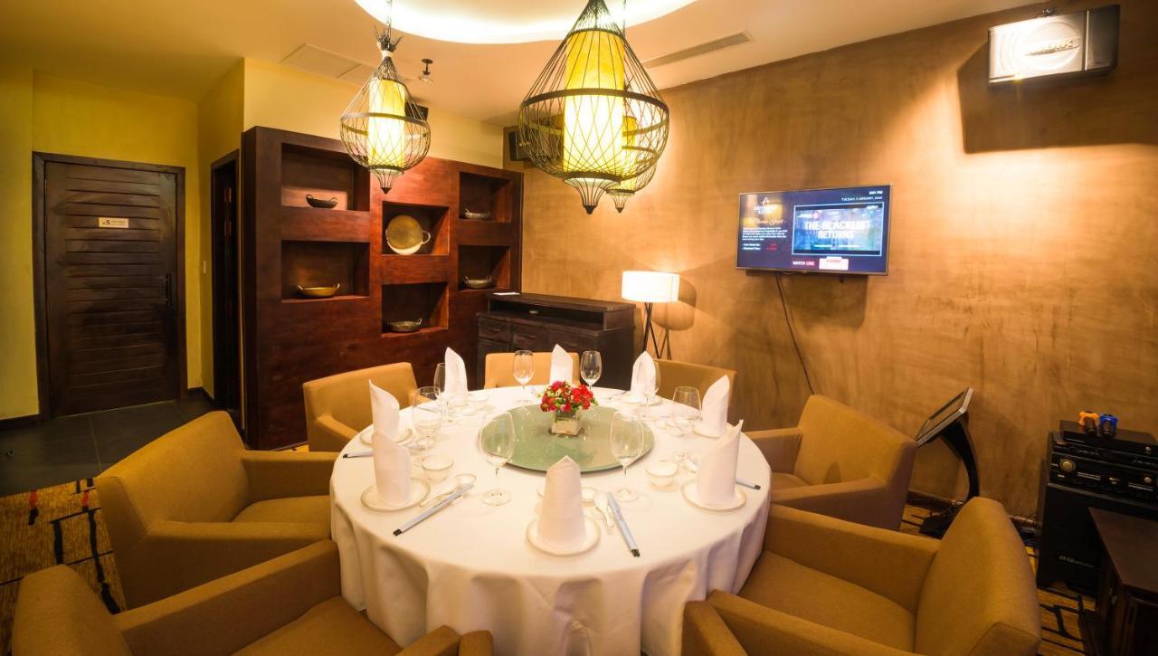 Almond Hotel Bassac River Phnom Penh Bagian luar foto