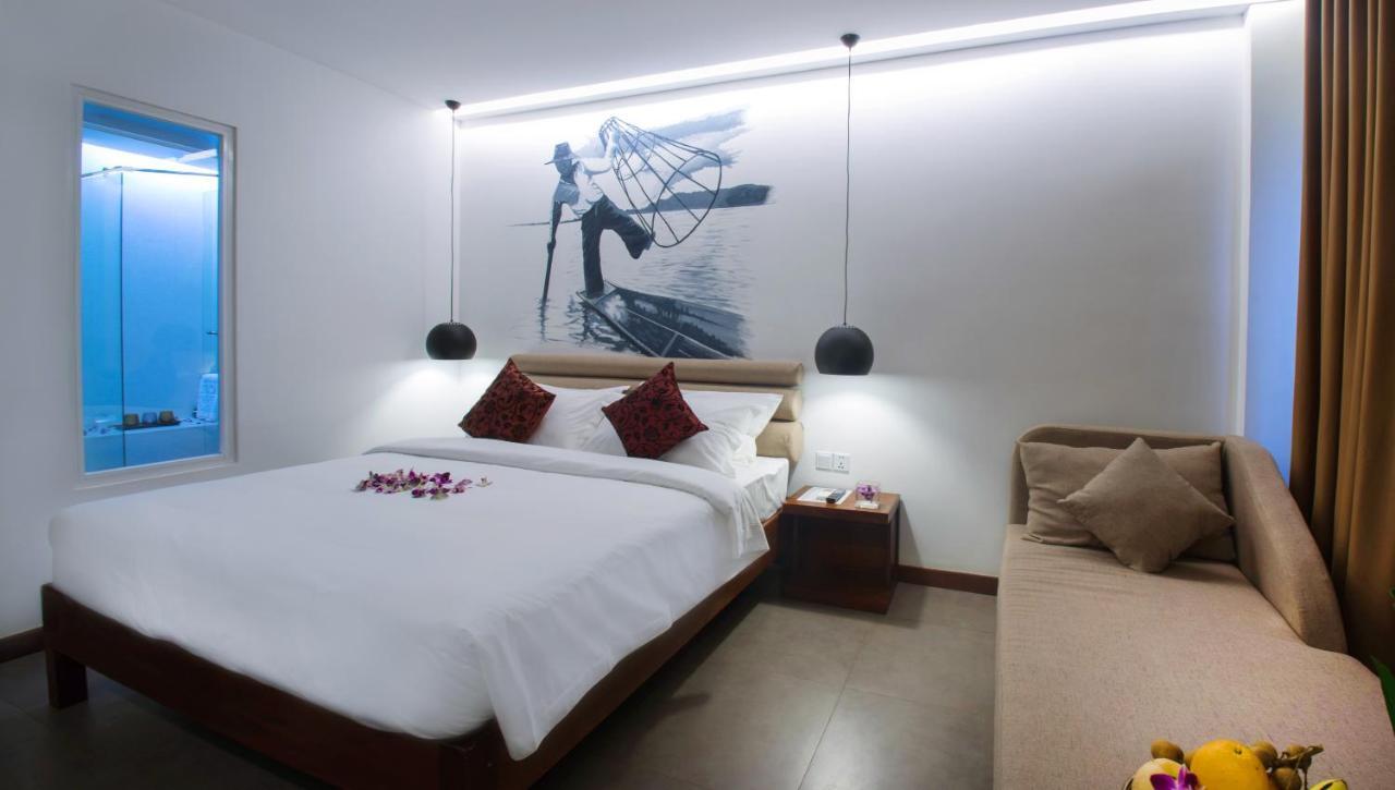 Almond Hotel Bassac River Phnom Penh Bagian luar foto
