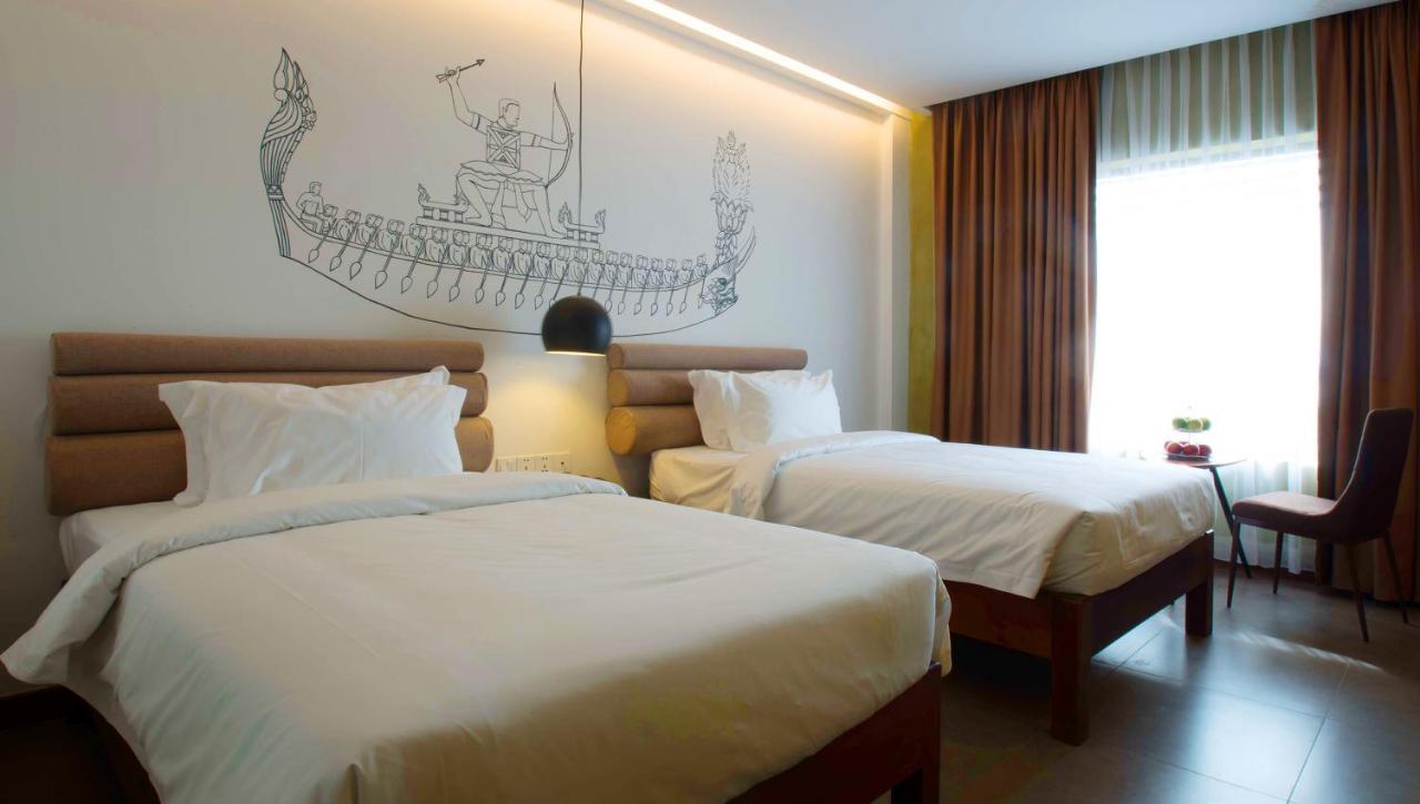 Almond Hotel Bassac River Phnom Penh Bagian luar foto