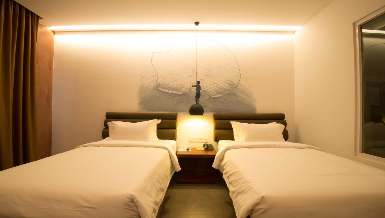 Almond Hotel Bassac River Phnom Penh Bagian luar foto