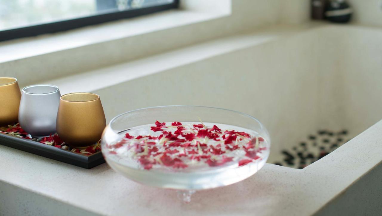 Almond Hotel Bassac River Phnom Penh Bagian luar foto