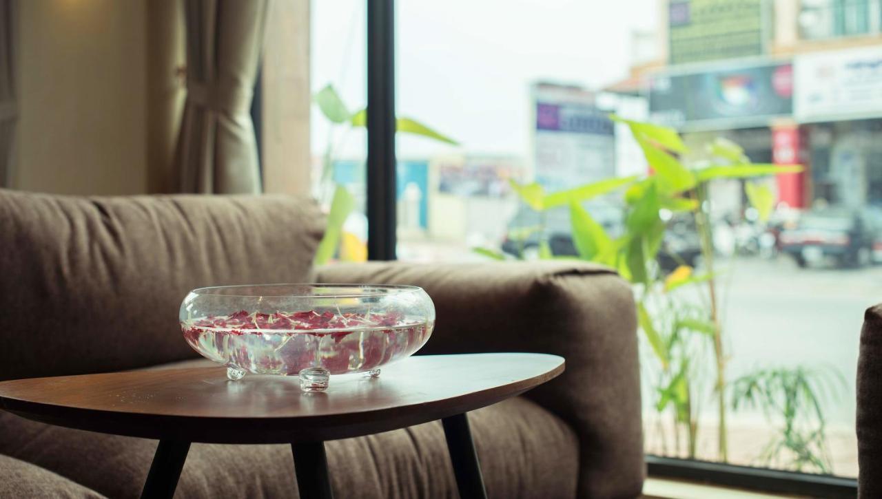 Almond Hotel Bassac River Phnom Penh Bagian luar foto