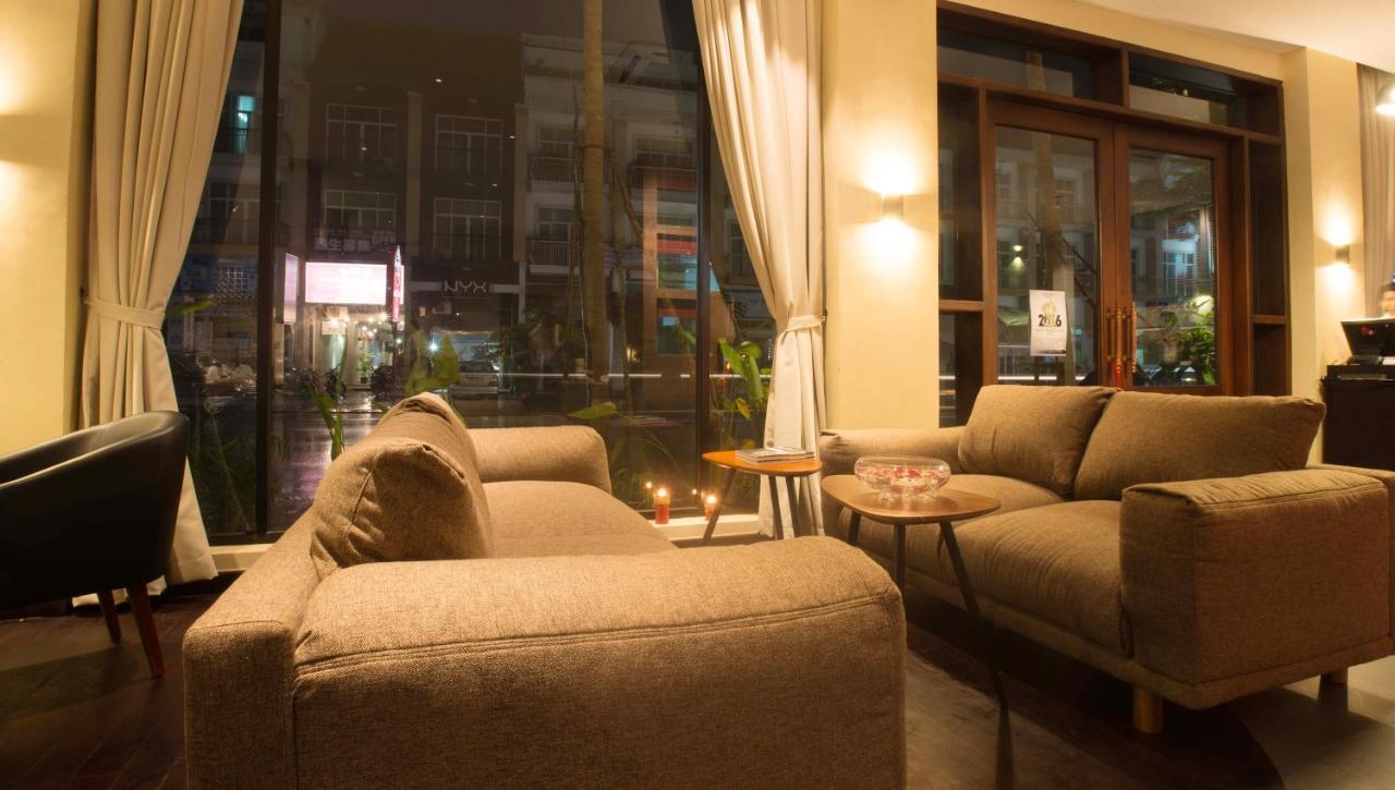 Almond Hotel Bassac River Phnom Penh Bagian luar foto